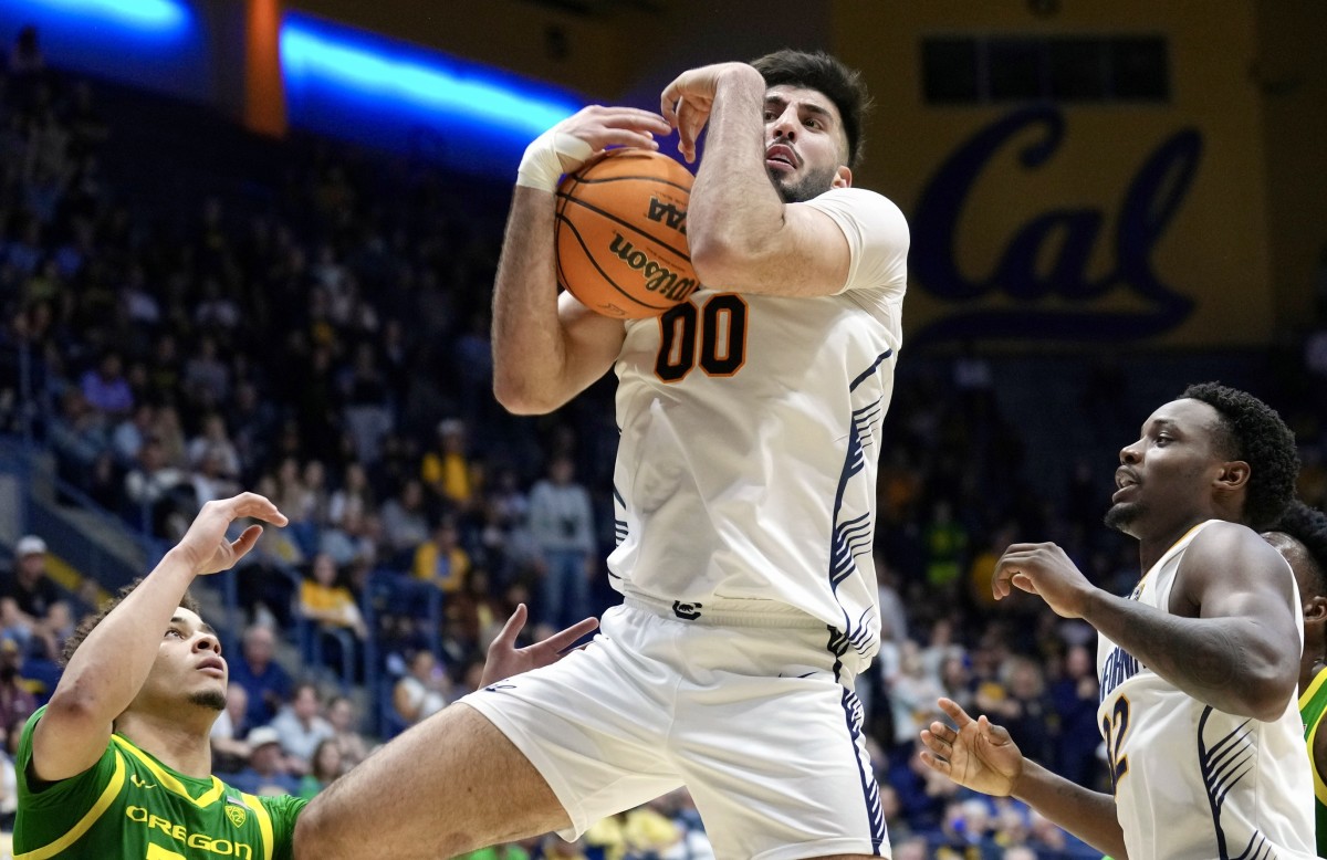 Fardaws Aimaq cradles rebound vs. Oregon